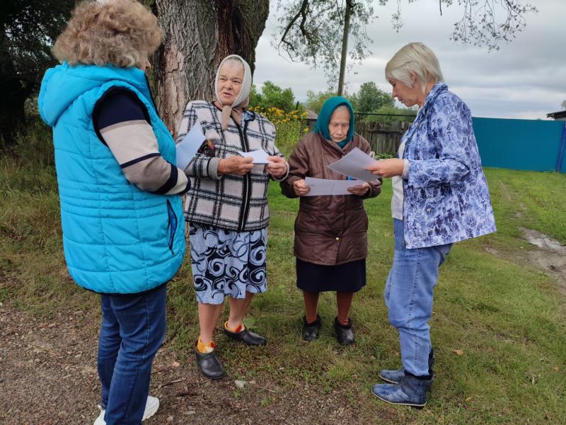 Сотрудниками Комплексного центра социального обслуживания населения продолжается профилактическая работа с населением