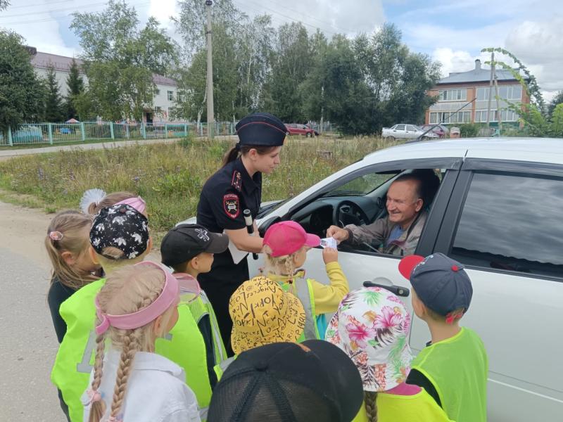 Сотрудники ГИБДД совместно с воспитанниками детского сада провели акцию «Письмо водителю»