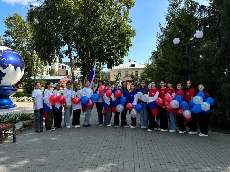 В городе Никольске прошла акция «Один флаг – одна страна»